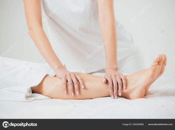 DEFATICANTE_254304692-stock-photo-partial-view-masseur-doing-foot