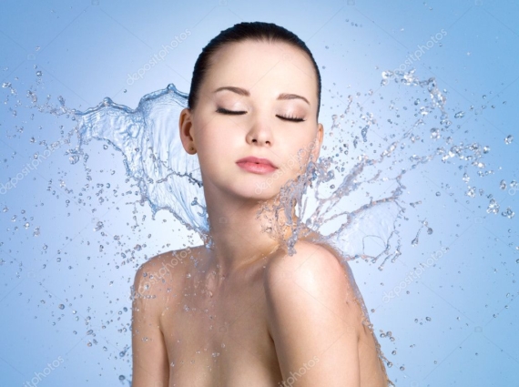 ESTRATTO SOTTILE_9127921-stock-photo-woman-in-splashes-of-water