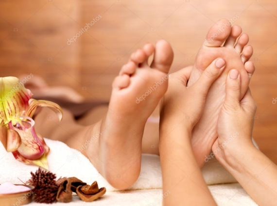 RIFLESSOLOGIA_16908089-stock-photo-massage-of-human-foot-in