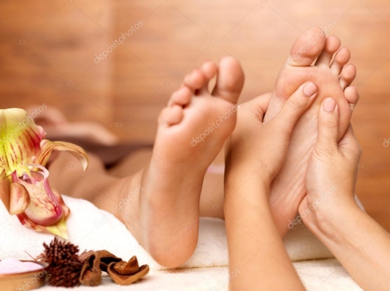 RIFLESSOLOGIA_16908089-stock-photo-massage-of-human-foot-in RIFLESSOLOGIA_16908089-stock-photo-massage-of-human-foot-in