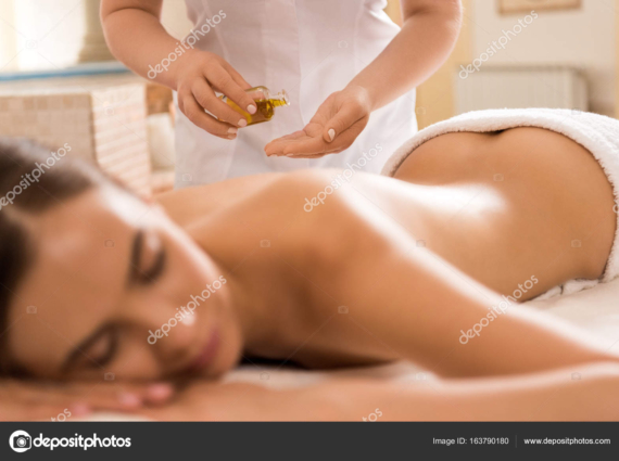 TRIVALENTE_163790180-stock-photo-massage-therapist-with-body-oil